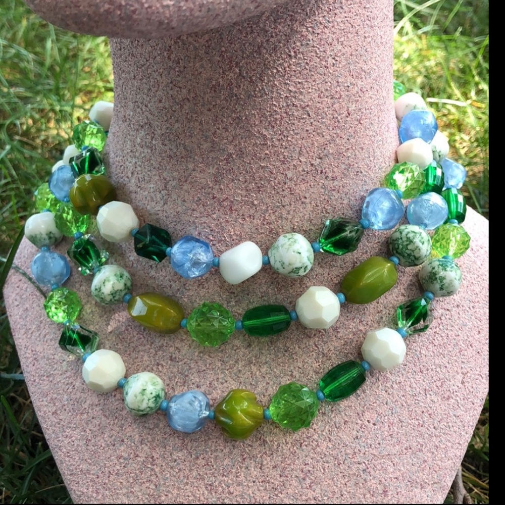 VTG Multi Strand Necklace blue, white, green